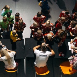 Olimpiešu autogrāfi - Līna Mūze un Roberts Akmens. Foto: LOK/ Jana Leite