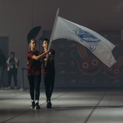 SVK karogu nes Jelgavas 4.vidusskolas 6.c klases skolēni Emīlija Saltuma un Roberts Marnauza. Foto: LOK/ Jana Leite