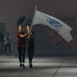 SVK karogu nes Jelgavas 4.vidusskolas 6.c klases skolēni Emīlija Saltuma un Roberts Marnauza. Foto: LOK/ Jana Leite